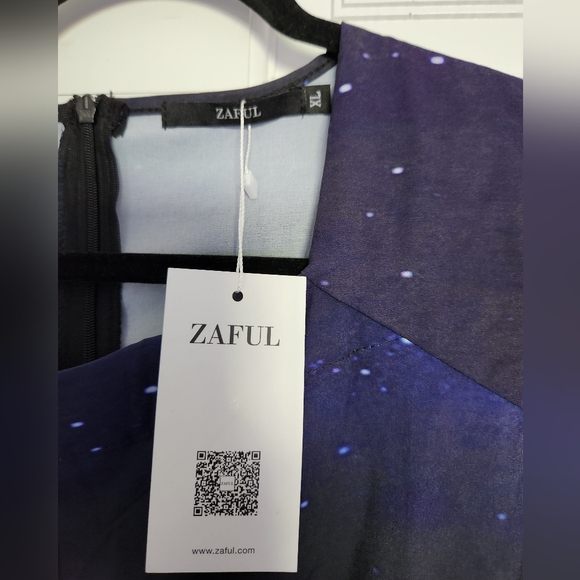 NWT Christmas Print Dress - Picture 2 of 4